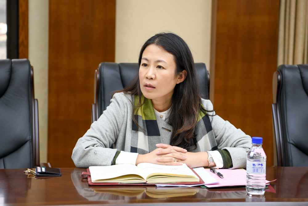 李东玲主持会议并作动员讲话陈万福组织学习相关文件会议现场