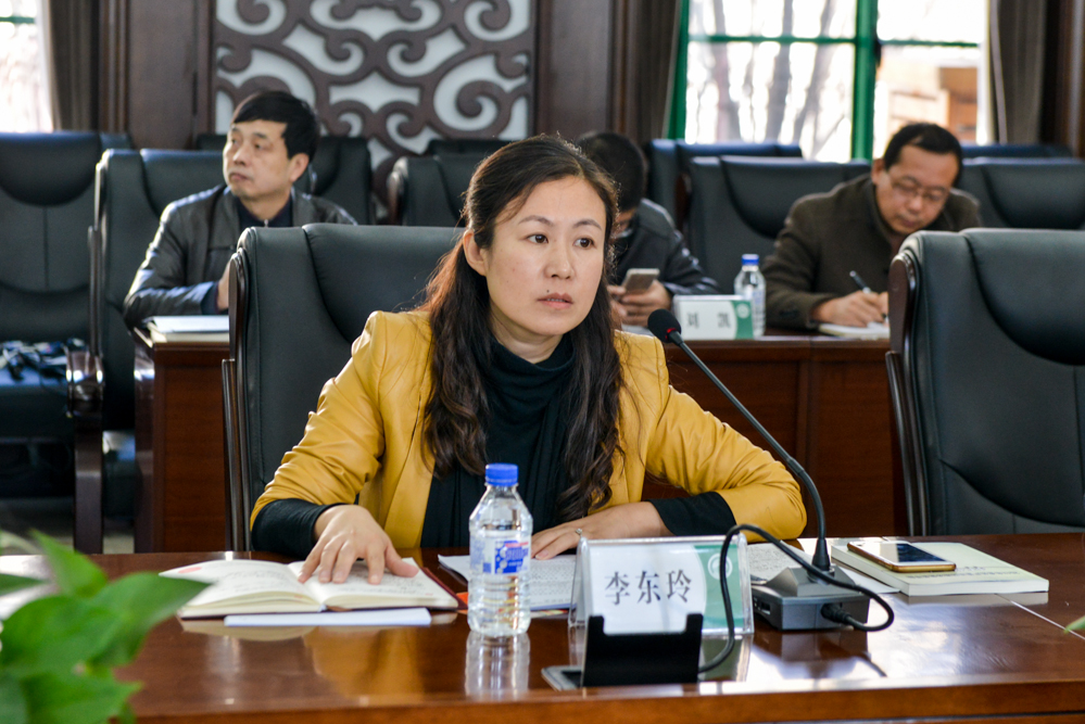李东玲主持会议并对干部进行集体约谈
