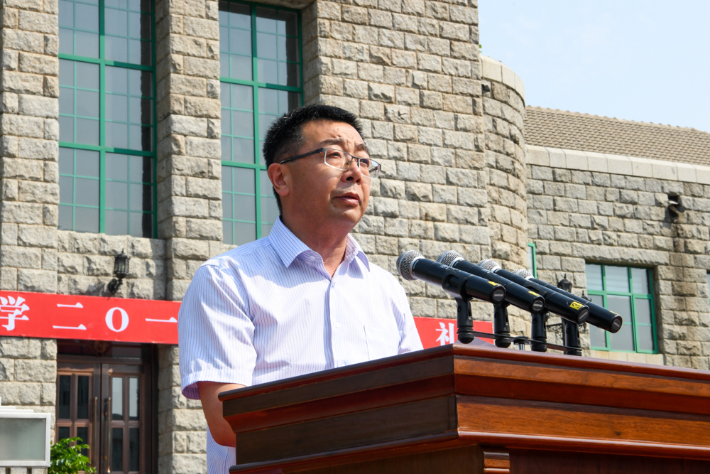 王延鹏宣读评优名单